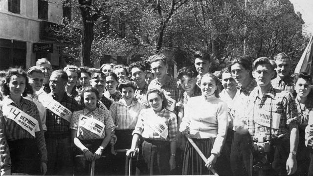 В первомайской колонне , 1952 год, Лернер, Борис Британов, Рада Ставницер...